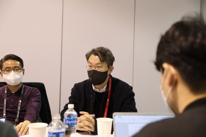 김동규 칼리버스 대표가 7일(현지시간) 미국 라스베이거스에서 열린 ‘CES 2022’에서 초실감형 메타버스에 대해 설명하고 있다. (사진=롯데정보통신)