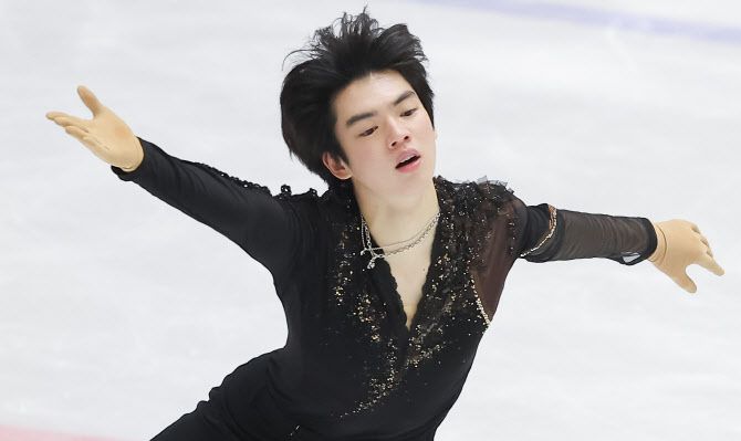 8일 경기도 의정부실내빙상장에서 열린 제76회 전국 남녀 피겨스케이팅 종합선수권대회 겸 2022 베이징동계올림픽 국가대표 2차 선발전 남자 쇼트프로그램에 출전한 고려대 차준환이 연기를 펼치고 있다. 사진=연합뉴스