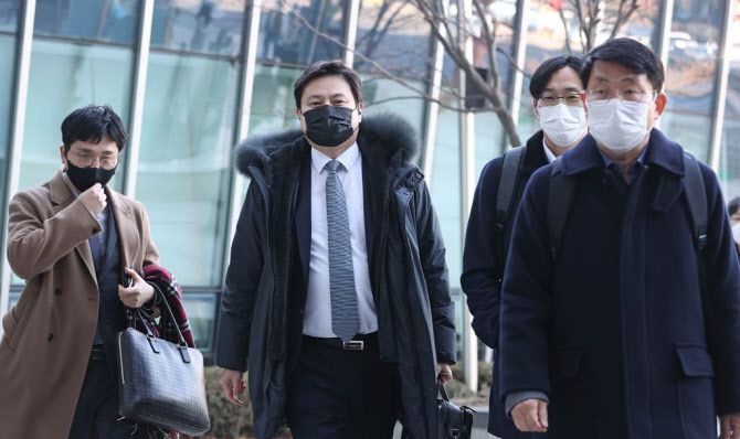 7일 오후 서울 서초구 서울행정법원에서 열린 방역패스(백신접종증명·음성확인제) 정책 집행정지 신청 심문기일에서 원고 측 관계자들이 출석하고 있다.(사진=연합뉴스)