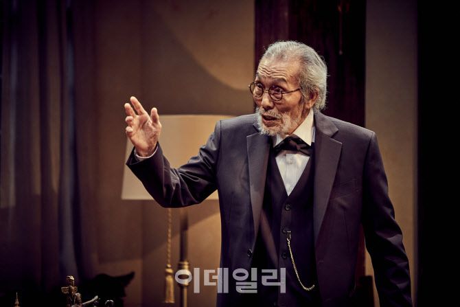 지난 7일 서울 종로구 대학로 TOM 1관에서 개막한 연극 ‘라스트 세션’에서 프로이트 역을 맡은 배우 오영수의 공연 장면(사진=파크컴퍼니)