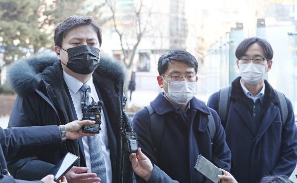 지난 7일 오후 서울행정법원에서 열린 방역패스(백신접종증명·음성확인제) 정책 집행정지 신청 심문기일에서 신청인 측 박주현 변호사가 출석 전 발언하고 있다. (사진=연합뉴스)