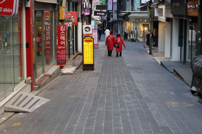 지난 11일 서울 명동 거리가 한산한 모습을 보이고 있다. (사진=연합뉴스)