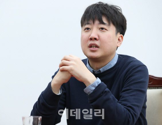 이준석 국민의힘 대표가 17일 오전 서울 여의도 국회 당대표실에서 이데일리와 인터뷰를 하고 있다.(사진=노진환 기자)
