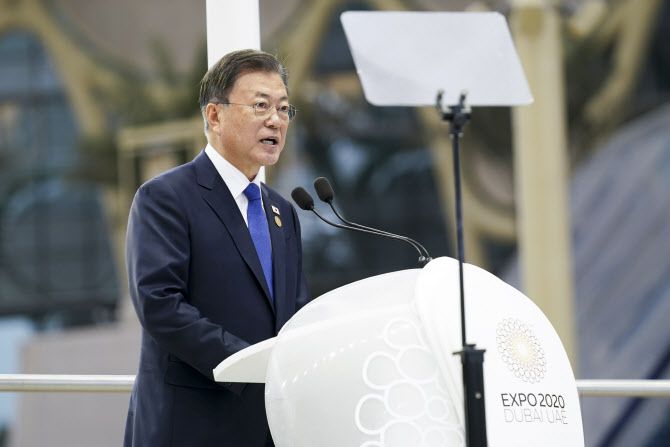 문재인 대통령이 16일(현지시간) 두바이 엑스포 알 와슬 플라자에서 열린 두바이 엑스포 한국의 날 공식행사에서 연설하고 있다.(사진=연합뉴스)