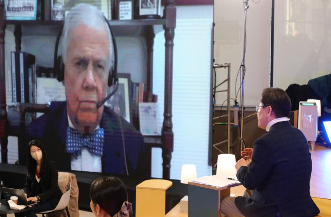 이재명 더불어민주당 대선후보가 20일 오후 서울 성동구 KT&G상상플래닛 커넥트홀에서 세계 3대 투자가 짐 로저스와 ‘대전환의 시대, 세계 5강으로 가는 길’을 주제로 화상 대담을 하고 있다. (사진=연합뉴스)