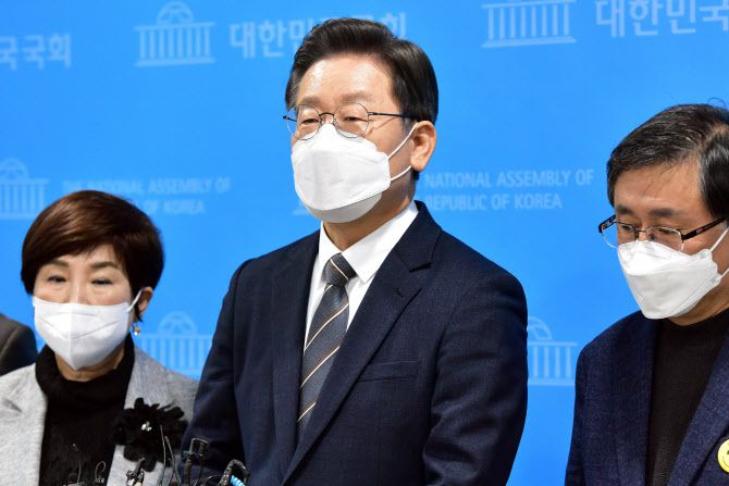 \더불어민주당 이재명 대선 후보가 21일 국회 소통관에서 소상공인·자영업자 지원 목적의 추가경정예산 편성 논의를 위한 여야 모든 대선 후보 간 긴급 회동을 제안하는 기자회견을 마치고 취재진의 질문을 받고 있다. (사진= 국회사진기자단)