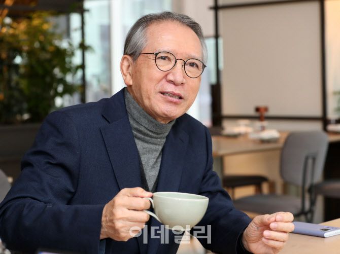 김형오 전 국회의장이 지난 19일 서울 강남의 한 카페에서 인터뷰를 진행하고 있다. (사진=방인권 기자)