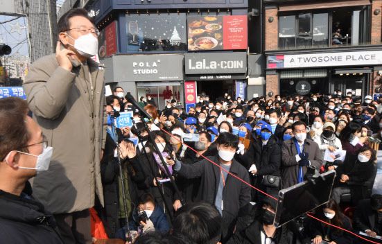 이재명 더불어민주당 대선 후보가 지난 23일 경기도 수원시 매산로테마거리에서 연설하고 있다. 이 후보는 이 자리에서 추경 증액에 대한 입장을 나타냈다. (사진=연합뉴스)
