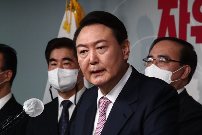 윤석열 국민의힘 대선 후보가 24일 오전 서울 여의도 중앙당사에서 ‘자유ㆍ평화ㆍ번영에 기여하는 글로벌 중추국가’ 외교안보 글로벌비전을 발표하고 있다.(사진=연합뉴스)