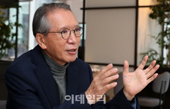 김형오 전 국회의장이 지난 19일 서울 강남의 한 카페에서 인터뷰를 진행하고 있다. (사진=방인권 기자)