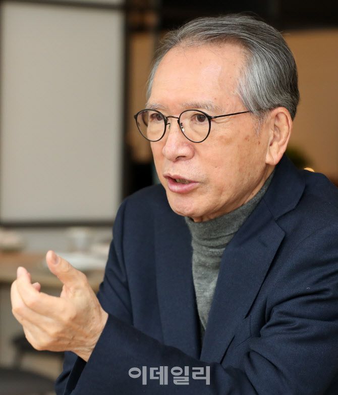 김형오 전 국회의장이 지난 19일 서울 강남의 한 카페에서 인터뷰를 진행하고 있다. (사진=방인권 기자)