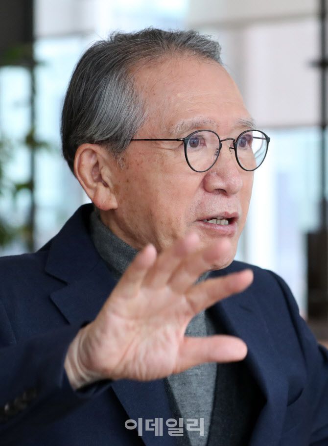 김형오 전 국회의장이 지난 19일 서울 강남의 한 카페에서 인터뷰를 진행하고 있다. (사진=방인권 기자)