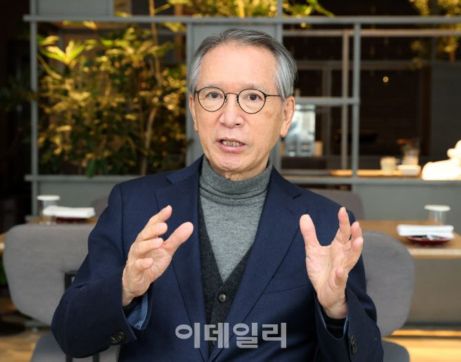 김형오 전 국회의장이 지난 19일 서울 강남의 한 카페에서 인터뷰를 진행하고 있다. (사진=방인권 기자)