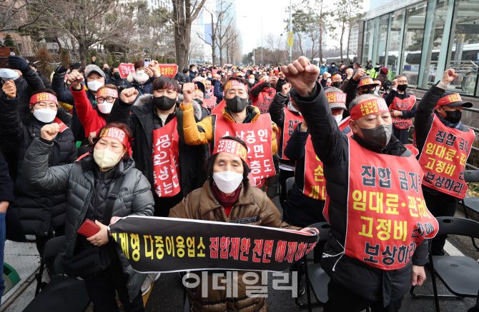 코로나피해자영업총연합(코자총)의 자영업자 대표들이 25일 오후 서울 여의도 국회 앞에서 정부의 코로나19 피해 실질적 보상을 촉구하며 구호를 외치고 있다.(사진=노진환 기자)