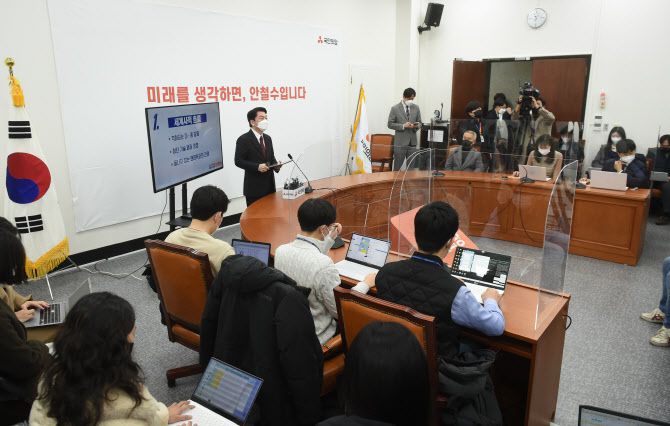 안철수 국민의당 대선 후보가 25일 오전 국회에서 신년 기자회견을 하고 있다. (사진=국회사진기자단)