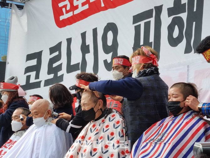 25일 오후 2시 ‘코로나 피해 자영업 총연대(코자총)’ 주최로 열린 ‘거리두기 규탄 릴레이 삭발식’에 참여한 자영업자가 눈물을 흘리며 삭발하고 있다.(사진=조민정 기자)
