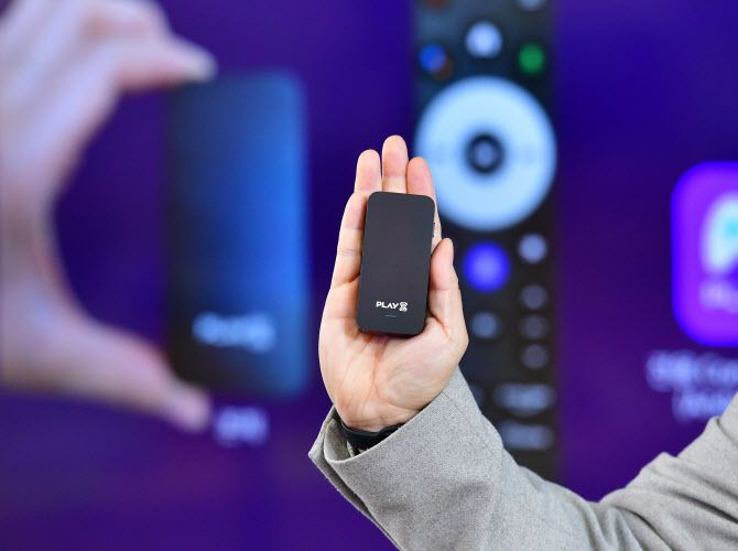 플레이제트 단말기. 통신사와 관계 없이 유·무선 인터넷 환경에서 TV, PC, 노트북 등 HDMI 단자에 연결만 하면 바로 이용할 수 있다. SK브로드밴드 제공