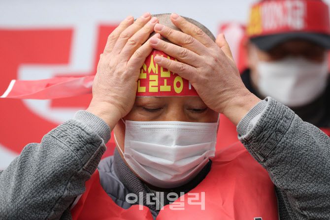 [이데일리 노진환 기자] 코로나피해자영업총연합 소속의 자영업자 대표가 25일 오후 서울 여의도 국회 앞에서 정부의 코로나19 피해 실질적 보상을 촉구하며 삭발을 하고 있다.