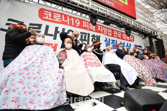 [이데일리 노진환 기자] 코로나피해자영업총연합 소속의 자영업자 대표들이 25일 오후 서울 여의도 국회 앞에서 정부의 코로나19 피해 실질적 보상을 촉구하며 삭발을 하고 있다.