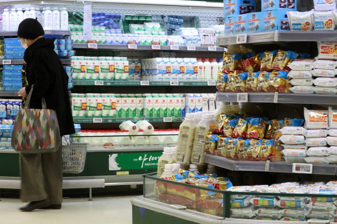 서울 시내 한 대형마트에서 한 시민이 우유를 고르고 있다. (사진=뉴시스)