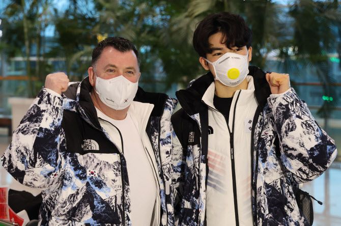 차준환이 3일 인천국제공항을 통해 중국 베이징으로 떠나기 전 브라이언 오서 코치와 함께 카메라를 향해 포즈를 취하고 있다. (사진=연합뉴스)