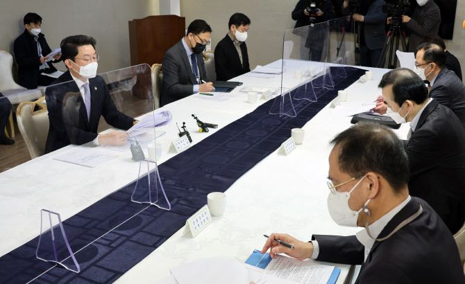 이억원(왼쪽 첫번째) 기획재정부 1차관이 지난 4일 정부서울청사에서 열린 제1차 우크라이나 사태 비상대응 TF회의를 주재하고 있다. (사진=연합뉴스)