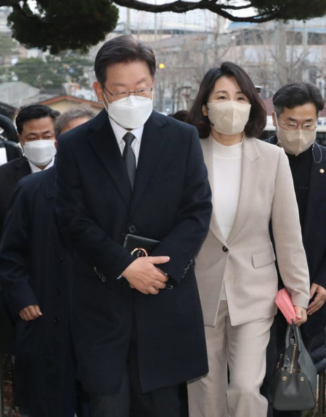 이재명 더불어민주당 대선후보(왼쪽)와 부인 김혜경씨.(사진=연합뉴스)