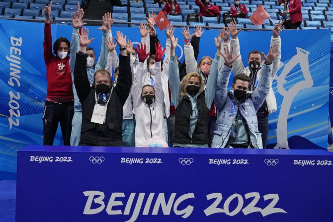 러시아 올림픽위원회 피겨스케이팅 선수들이 팀 이벤트 금메달을 확정지은 뒤 함께 기뻐하고 있다. 사진=AP PHOTO