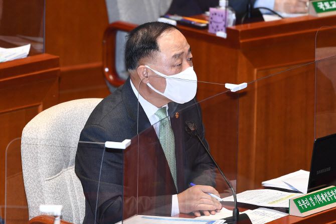 홍남기 경제부총리 및 기획재정부장관이 지난 7일 서울 여의도 국회에서 열린 예산결산위원회 전체 회의에서 의원 질의에 답변하고 있다. (사진=연합뉴스)
