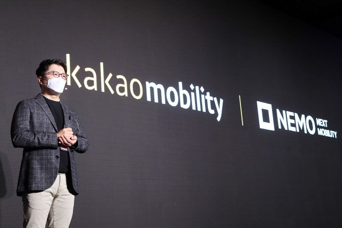 류긍선 카카오모빌리티 CEO가 10일 서울 코엑스 그랜드볼룸에서 개최한 기술 콘퍼런스 ‘넥스트 모빌리티: 네모(NEMO) 2022’ 에서 개회사를 하고 있다. 카카오모빌리티 제공