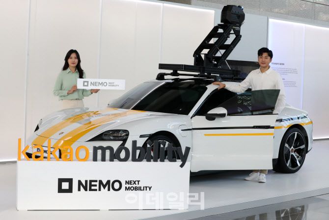 [이데일리 방인권 기자] 10일 서울 코엑스 그랜드볼룸에서 개최한 기술 콘퍼런스 ‘넥스트 모빌리티: 네모(NEMO) 2022’에서 모델들이 차량형 MMS가 장착된 차량을 소개하고 있다.