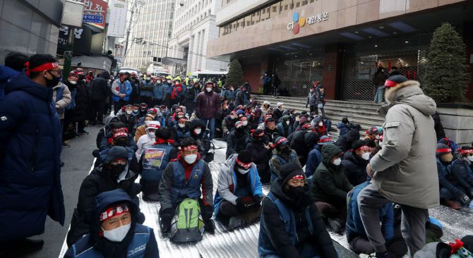 민주노총 전국택배노동조합(택배노조)이 10일 서울 중구 CJ대한통운 본사를 기습 점거하고 농성에 돌입했다.(사진=뉴시스)