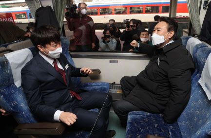 윤석열 국민의힘 대선 후보가 12일 오전 전주역에서 이준석 대표와 ‘열정열차’에 탑승해 있다. 윤 후보는 자신의 정책 공약을 홍보하는 ‘열정열차’를 타고 1박 2일 일정으로 호남지역을 순회한다. (사진=연합뉴스)