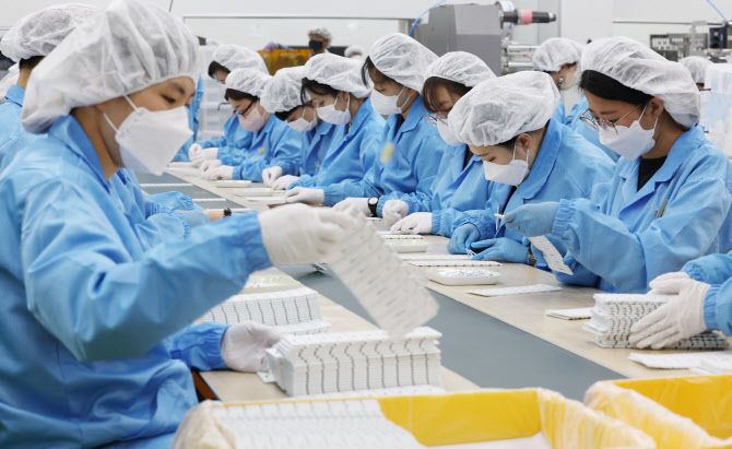지난 11일 오전 충북 청주시에 있는 수젠텍에서 코로나19 자가검사키트가 생산되고 있다. (사진=연합뉴스)