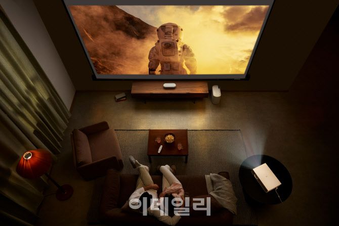 사진은 투사형 방식을 적용해 어느 각도에 설치해도 트리플 화면조정 기능을 통해 원하는 위치에 반듯한 대화면을 간편하게 구현할 수 있는 LG 시네빔 레이저 4K 신제품(제품명 HU710PW).