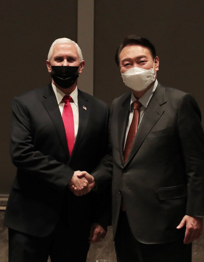 윤석열 국민의힘 대선 후보가 13일 오후 서울 송파구 롯데시그니엘서울호텔에서 마이크 펜스 전 미국 부통령과 면담에 앞서 악수하고 있다. (사진=국민의힘 제공)