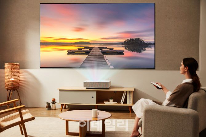 사진은 초단초점 방식을 적용해 벽으로부터 한 뼘 수준의 거리에만 설치해도 100형 4K 해상도 화면 구현은 물론, 시청 환경과 콘텐츠에 최적화된 화면을 자동으로 구현하는 LG 시네빔 레이저 4K 신제품(시리즈명 HU715Q).