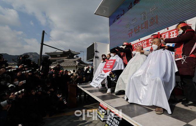 [이데일리 노진환 기자] 코로나피해자영업총연합이 15일 서울 광화문 열린마당에서 집합제한 철폐 및 손실보상 촉구 정부 규탄대회를 개최한 가운데 자영업자들이 삭발식을 하고 있다.