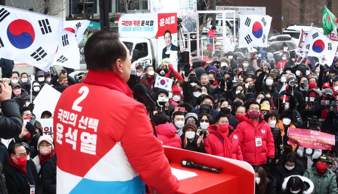 15일 서울 청계광장에서 열린 윤석열 국민의힘 대선 후보의 ‘국민이 키운 윤석열’ 출정식에서 윤 후보의 연설에 지지자들이 환호하고 있다.(사진=국회사진기자단)