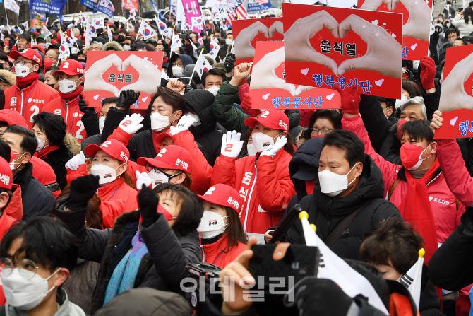 제20대 대통령 선거 공식 선거운동 첫 날인 15일 서울 중구 청계광장에서 열린 ‘국민이 키운 윤석열 출정식’에서 시민들이 지지를 보내고 있다.(사진=노진환 기자)