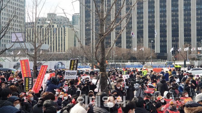 15일 오후 서울 광화문 열린마당에서 ‘코로나 피해 실질 보상 촉구 및 정부 규탄대회’가 열리고 있다.(사진=이소현 기자)