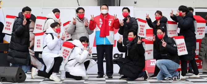 윤석열 국민의힘 대선 후보가 15일 오전 서울 청계광장에서 열린 ‘국민이 키운 윤석열’ 출정식에서 청년당원들과 정책공약 행복배달 퍼포먼스를 하고 있다. (사진=국회사진기자단)