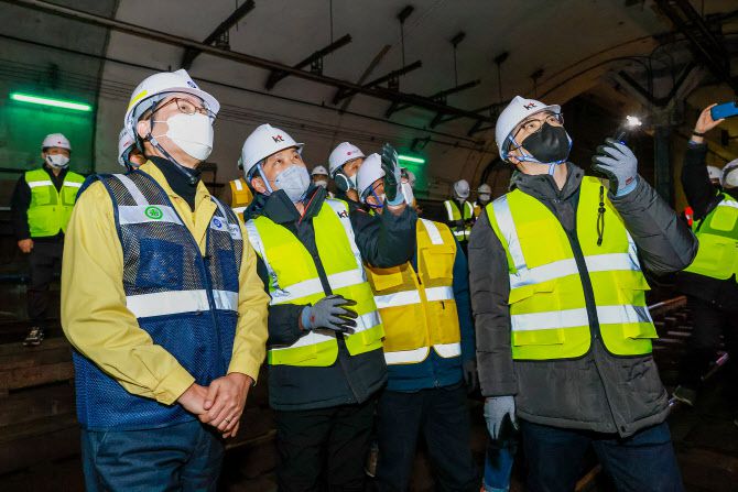 조경식 제2차관이 터널 내 설치된 5G 28GHz 장비의 설명을 듣고 있다.