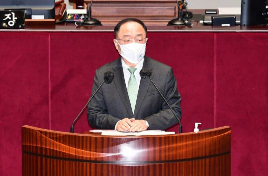 홍남기 경제부총리 겸 기획재정부 장관이 지난 7일 국회에서 열린 예산결산특별위원회 전체회의에서 추가경정예산안 제안설명을 하고 있다. (사진=연합뉴스)