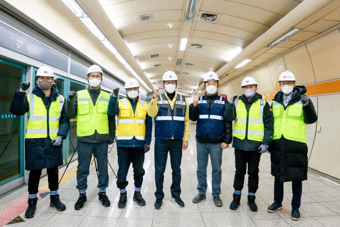 KT 김동윤 팀장, LGU+ 이형민 수도권 인프라담당, SKT 허근만 ICT Infra센터 수도권 Infra담당, 과학기술정보통신부 조경식 2차관, 서울교통공사 김동하 팀장, KT 김영인 네트워크전략본부장, 삼성전자 김승일 네트워크한국영업그룹장이 기념사진을 촬영하고 있다.