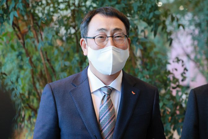 [이데일리 방인권 기자] 유영상 SK텔레콤 대표가 17일 오전 서울 중구 포스트타워에서 열린 통신3사 CEO간담회를 마치고 취재진과 만나 이야기를 하고 있다.