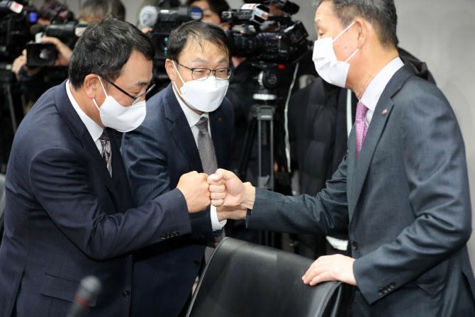 [이데일리 방인권 기자] 유영상 SK텔레콤 대표와 구현모 KT 대표, 황현식 LG유플러스 대표(왼쪽부터)가 17일 오전 서울 중구 서울중앙우체국에서 열린 ‘과기부 장관-통신사 CEO 간담회’에 앞서 인사를 나누고 있다.