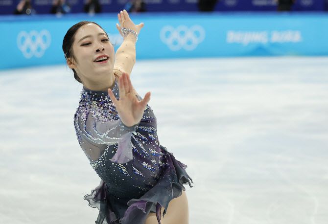 유영이 15일 중국 베이징 캐피털 실내경기장에서 열린 2022 베이징 동계올림픽 피겨스케이팅 여자 싱글 쇼트 프로그램에서 연기를 펼치고 있다. (사진=연합뉴스)