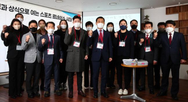 지난 16일 서울 여의도 한 카페에서 열린 ‘윤석열과 함께 여는 스포츠 르네상스시대’에서 올림픽 금메달리스트인 사격 진종오 서울시청 선수, 유도 이원희 용인대 교수 등 스포츠스타 및 체육인들이 국민의힘 윤석열 대선 후보 지지 선언문을 발표한 뒤 구호를 외치고 있다.(사진=뉴스1)