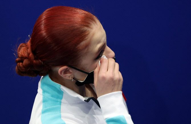 알렉산드라 트루소바가 17일 열린 2022 베이징 동계올림픽에서 불만의 눈물을 터뜨리고 있다.(사진=AFPBBNews)